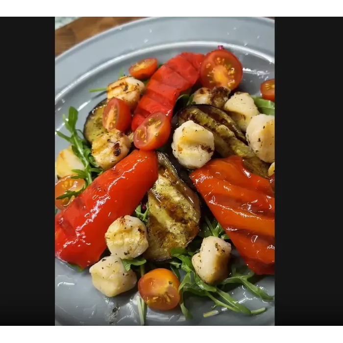 Теплый салат с морскими гребешками