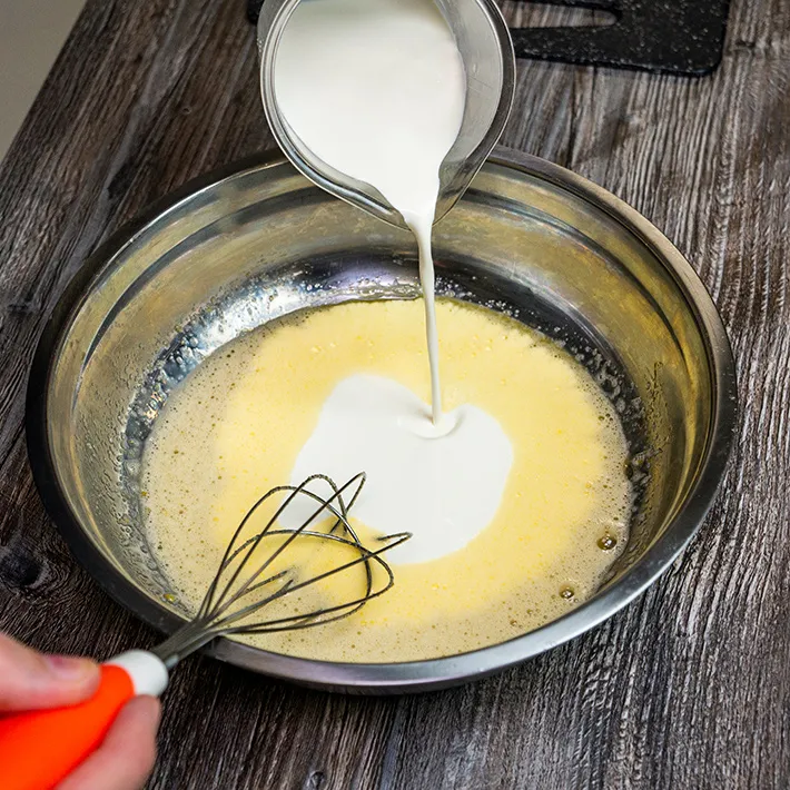 Взбивание яйца с сахаром и сливками